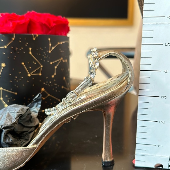 Manolo Blahnik aged gold pumps - Picture 8 of 8